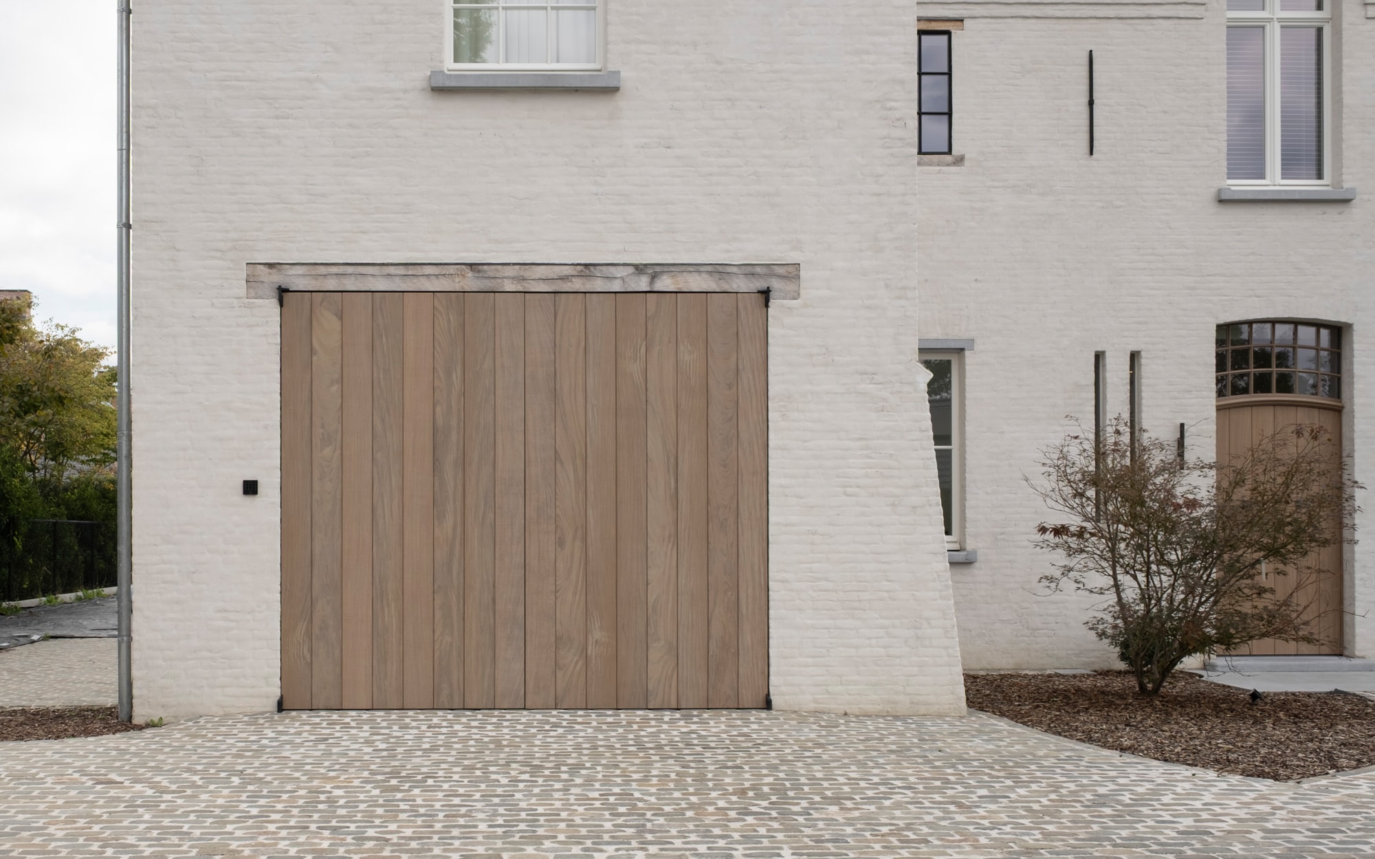 Houten garagepoort van modern huis