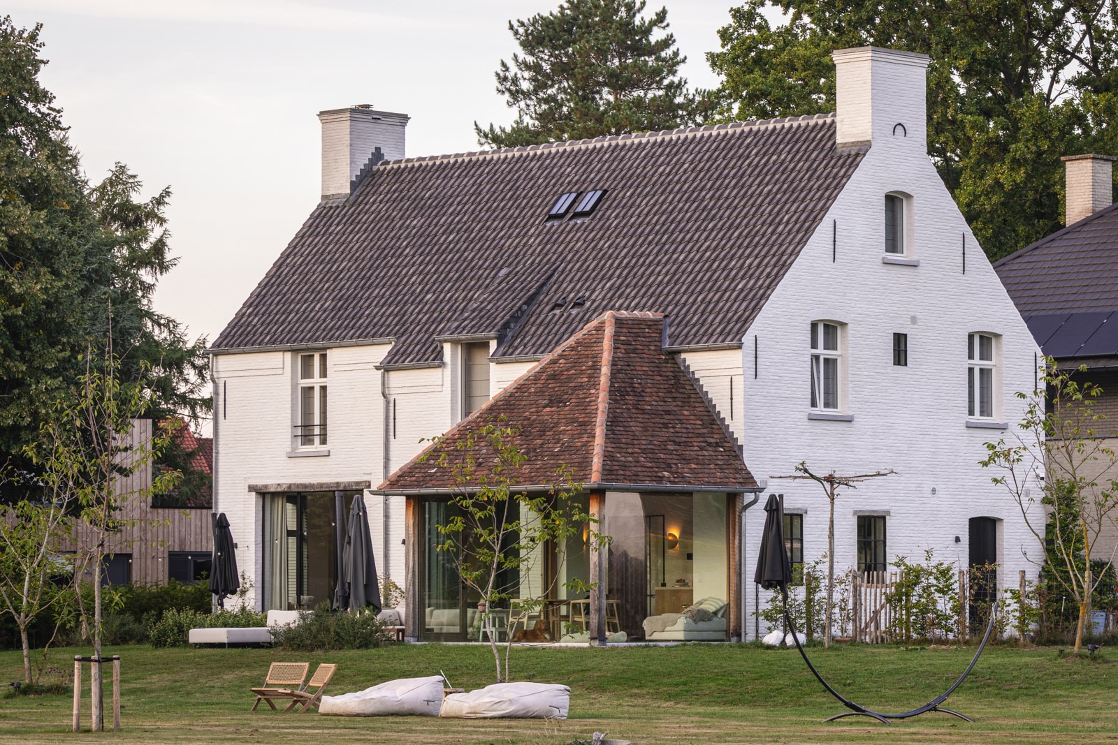 Wit landelijk huis met ruim grasveld